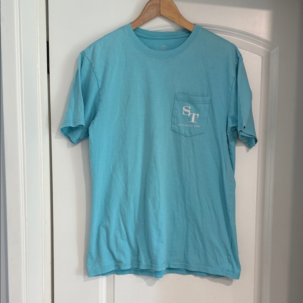 Southern Tide men’s Small Pocket Tee in Light Aqua skipjack on back GUC S shirt